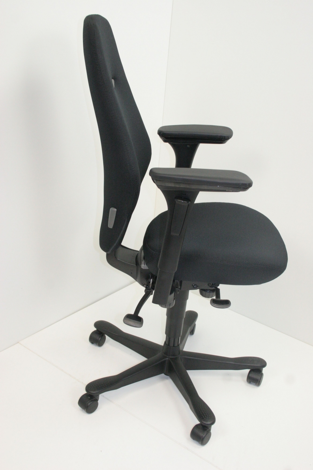 te koop 2e hands Kinnarps bureaustoelen - hands en nieuw kantoormeubilair