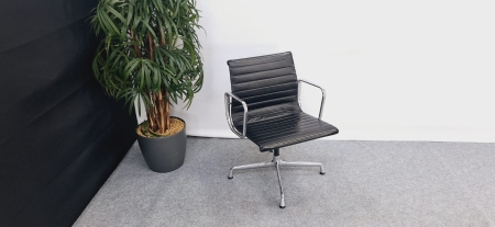 VITRA ALU CHAIR EA 108 in leder (refurbished2e hands)